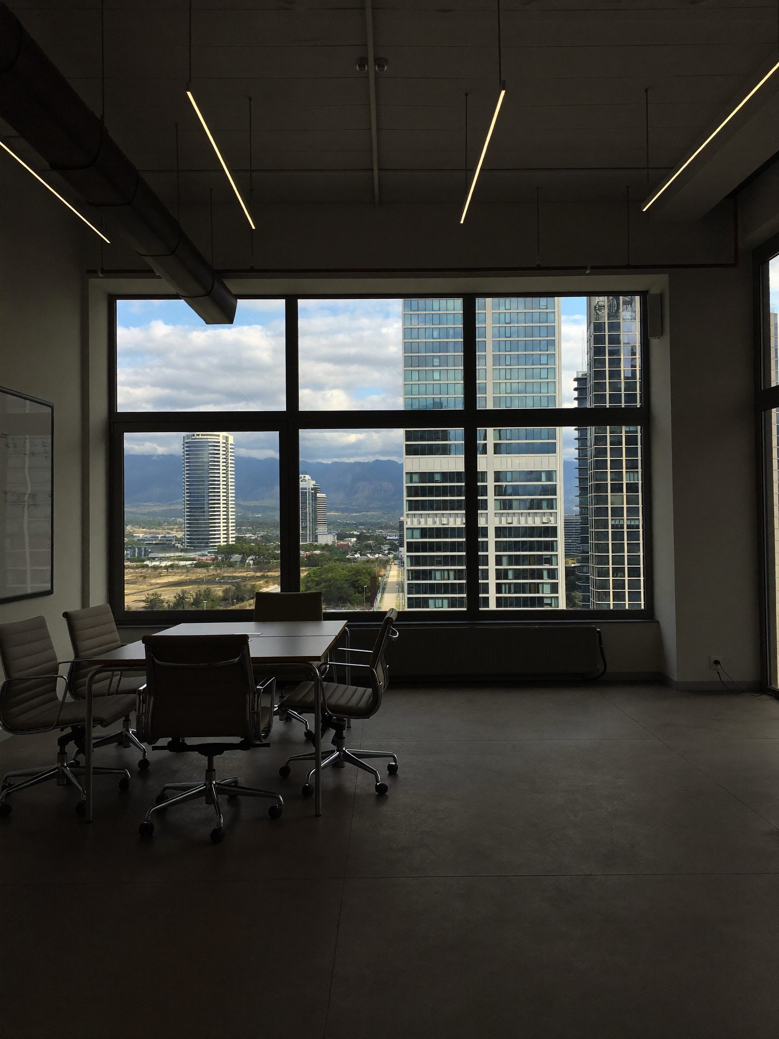 Modern office meeting room where Farnesto advisory sessions take place